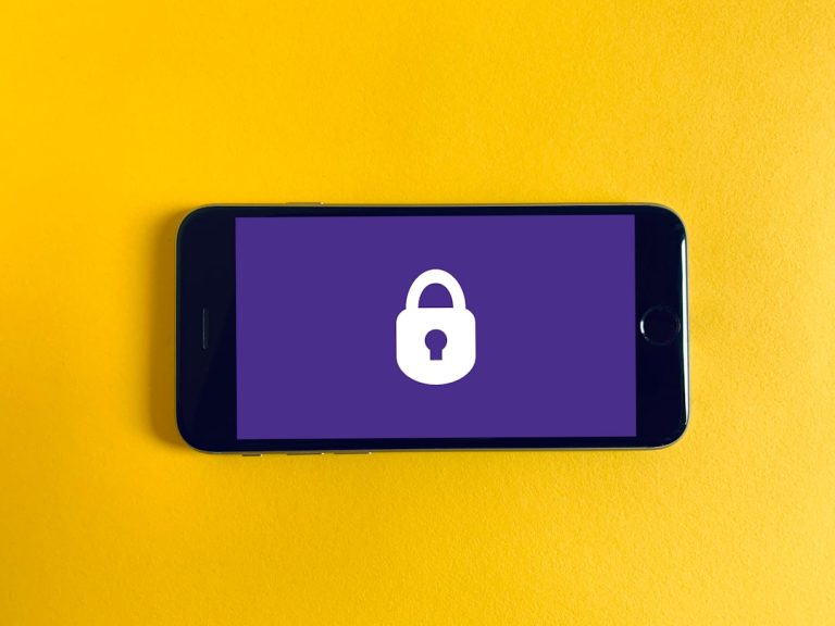 Smartphone με σύμβολο ασφάλειας - εικόνα αρχείου για την υπόθεση διαρροής δεδομένων Revolut