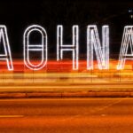 Νυχτερινός δρόμος στην Αθήνα ως συμβολική εικόνα για την ένοπλη επίθεση στον Άγιο Παντελεήμονα