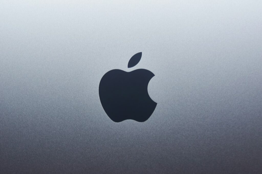 Λογότυπο της Apple ως συμβολική εικόνα για τη δικαστική απόφαση στην υπόθεση πατεντών