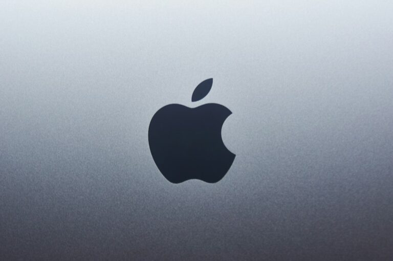 Λογότυπο της Apple ως συμβολική εικόνα για τη δικαστική απόφαση στην υπόθεση πατεντών