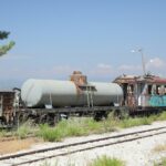 Σιδηροδρομικές γραμμές ως συμβολική εικόνα για τη φωτιά στον Ασπρόπυργο και τη διακοπή του Προαστιακού
