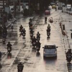 Καταρρακτώδης βροχή στη Μπανγκόκ ως συμβολική εικόνα για τις εκτεταμένες πλημμύρες