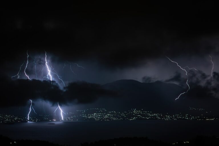Καταιγίδα και κεραυνοί στην Ελλάδα - εικόνα αρχείου