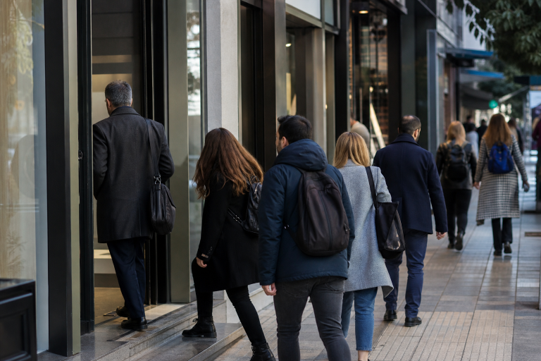 Ελλάδα: Η ανεργία υποχώρησε στο 7,9% τον Ιούλιο – Στο χαμηλότερο επίπεδο από το 2008