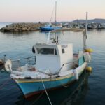 Αλιευτικό σκάφος δεμένο σε λιμάνι