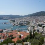 Ελληνικό λιμάνι και αστικό τοπίο