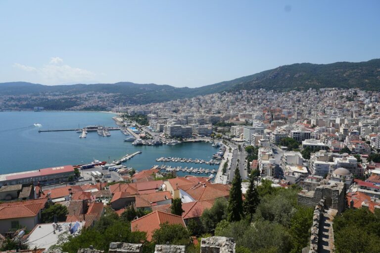 Ελληνικό λιμάνι και αστικό τοπίο