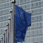 Σημαίες της Ευρωπαϊκής Ένωσης ως συμβολική εικόνα για τη διαφορά CBAM στον ΠΟΕ