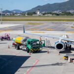 Ανεφοδιασμός καυσίμων σε αεροδρόμιο - εικόνα αρχείου