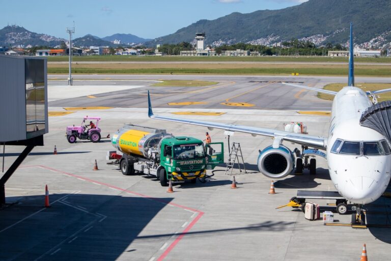 Ανεφοδιασμός καυσίμων σε αεροδρόμιο - εικόνα αρχείου