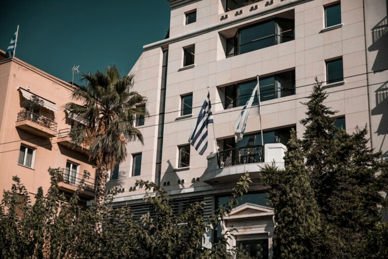 Κτίριο στην Αθήνα ως συμβολική εικόνα για την απόδραση κρατουμένου κατά τη μεταγωγή από την Ευελπίδων