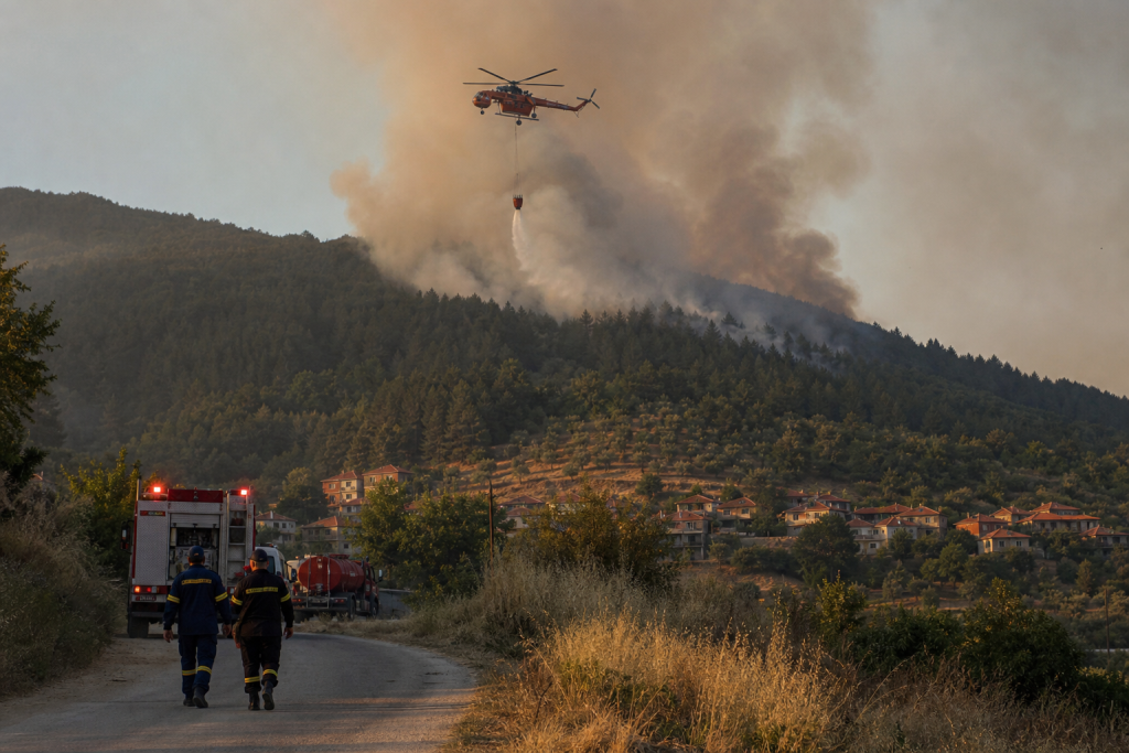 Φλώρινα: Νυχτερινή εκκένωση της Κρυσταλλοπηγής λόγω μεγάλης δασικής πυρκαγιάς