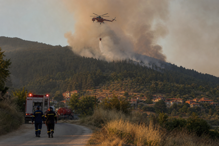 Φλώρινα: Νυχτερινή εκκένωση της Κρυσταλλοπηγής λόγω μεγάλης δασικής πυρκαγιάς