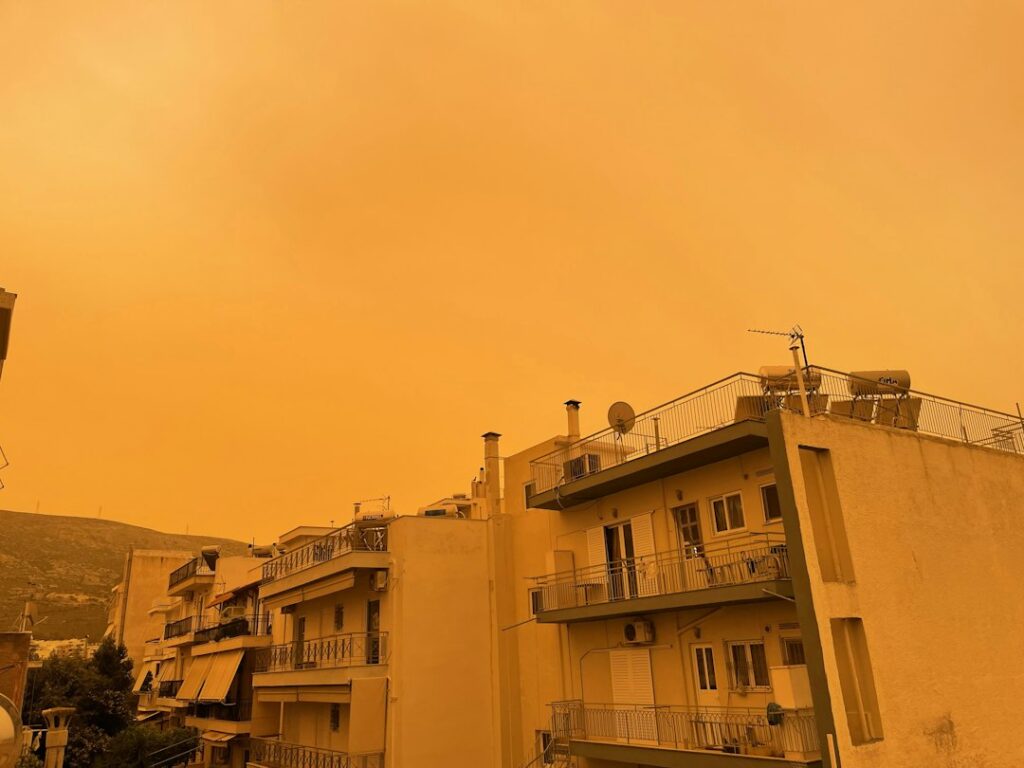 Καπνός πάνω από την Αθήνα