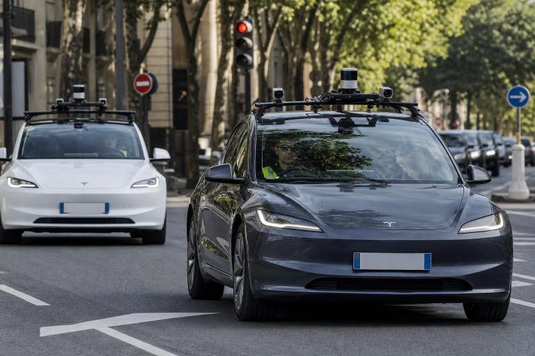 Η Γαλλία ανοίγει τον δρόμο για δοκιμές του Tesla FSD πριν από την κρίσιμη ευρωπαϊκή απόφαση