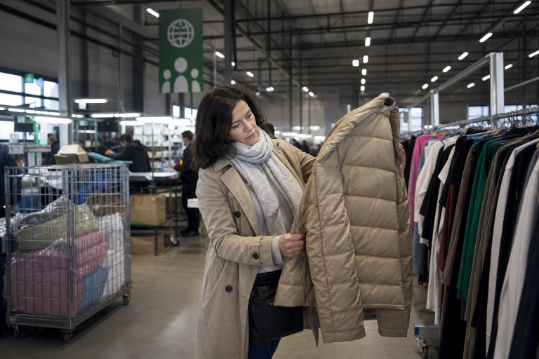 Η Γαλλία βάζει «πέναλτι» έως 12 ευρώ στα ρούχα ultra fast fashion από σήμερα