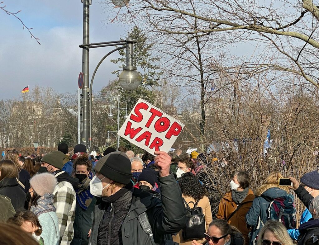 Αντιπολεμική διαδήλωση στη Γερμανία ως συμβολική εικόνα για τις κινητοποιήσεις κατά της στρατιωτικής θητείας