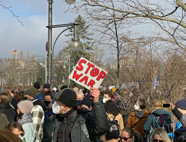 Αντιπολεμική διαδήλωση στη Γερμανία ως συμβολική εικόνα για τις κινητοποιήσεις κατά της στρατιωτικής θητείας