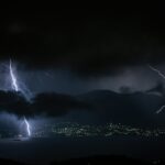 Καταιγίδα και κεραυνοί ως συμβολική εικόνα για την πορτοκαλί προειδοποίηση της ΕΜΥ
