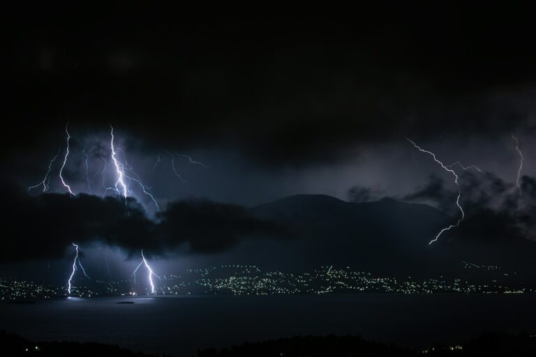Καταιγίδα και κεραυνοί ως συμβολική εικόνα για την πορτοκαλί προειδοποίηση της ΕΜΥ