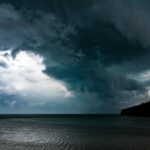 Καταιγίδα πάνω από το ελληνικό τοπίο ως συμβολική εικόνα για την επιδείνωση του καιρού