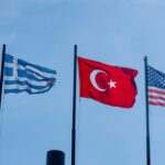Σημαίες σε διπλωματικό περιβάλλον ως συμβολική εικόνα για τις ελληνοτουρκικές σχέσεις και το casus belli