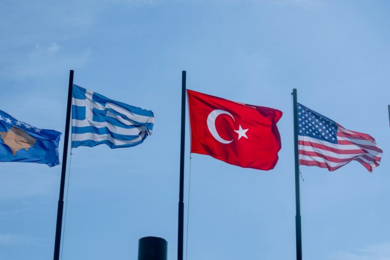 Σημαίες σε διπλωματικό περιβάλλον ως συμβολική εικόνα για τις ελληνοτουρκικές σχέσεις και το casus belli