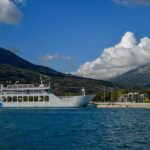 Ελληνικό λιμάνι και πλοίο - εικόνα αρχείου