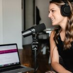 Γυναίκα σε στούντιο podcast - συμβολική εικόνα