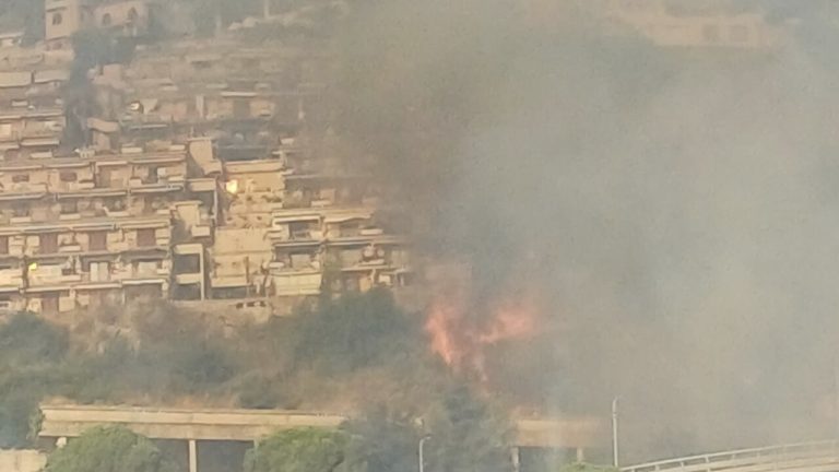 Μεγάλη πυρκαγιά στην Ταορμίνα απειλεί σπίτια – έκλεισαν δρόμοι