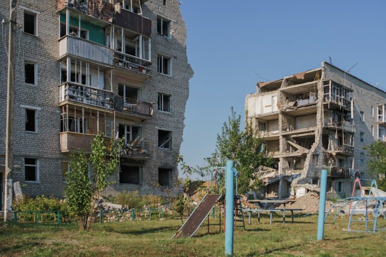 Κατεστραμμένο κτίριο στην περιοχή του Χαρκόβου ως συμβολική εικόνα για το νέο πλήγμα