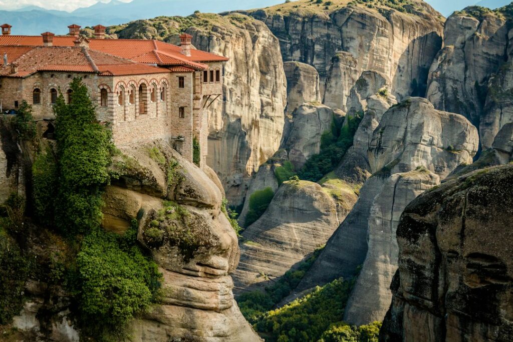 Ορθόδοξο μοναστήρι ως συμβολική εικόνα για το θέμα μοναχικών ονομάτων και ταυτοτήτων