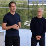 Νέα εποχή στην Apple: Ο Τζον Τέρνους αναλαμβάνει CEO και ο Τιμ Κουκ περνά στην εκτελεστική προεδρία
