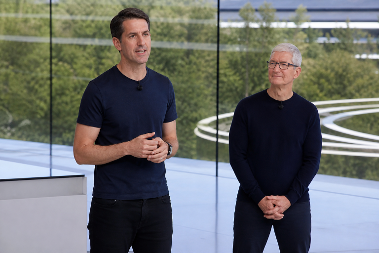 Νέα εποχή στην Apple: Ο Τζον Τέρνους αναλαμβάνει CEO και ο Τιμ Κουκ περνά στην εκτελεστική προεδρία