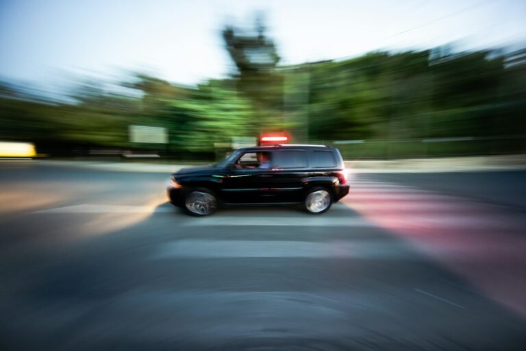 Αστυνομικό όχημα ως συμβολική εικόνα για την υπόθεση του ροφήματος που διαφημιζόταν για το αλκοτέστ