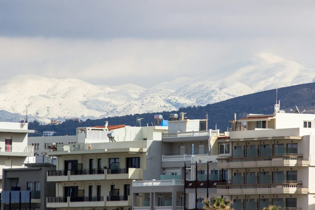 Πόλη στη Βόρεια Ελλάδα ως συμβολική εικόνα για το αυξημένο κόστος θέρμανσης