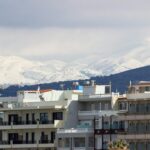 Πόλη στη Βόρεια Ελλάδα ως συμβολική εικόνα για το αυξημένο κόστος θέρμανσης