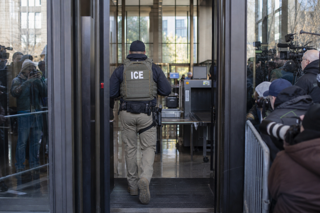 Ομοσπονδιακή δίωξη κατά πράκτορα της ICE για ψευδείς καταθέσεις μετά τον πυροβολισμό μετανάστη στη Μινεάπολη
