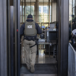 Ομοσπονδιακή δίωξη κατά πράκτορα της ICE για ψευδείς καταθέσεις μετά τον πυροβολισμό μετανάστη στη Μινεάπολη