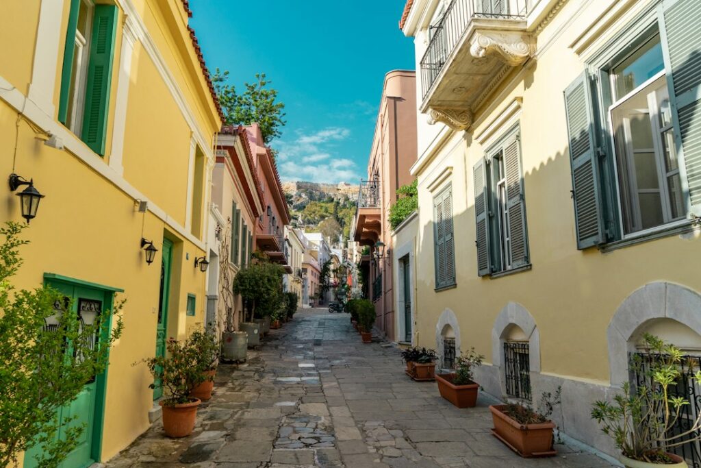 Δρόμος και κτίρια στην Πλάκα ως συμβολική εικόνα για την έκρηξη