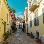 Δρόμος και κτίρια στην Πλάκα ως συμβολική εικόνα για την έκρηξη