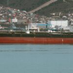 Πλοίο μεταφοράς καυσίμων κοντά σε βιομηχανική περιοχή