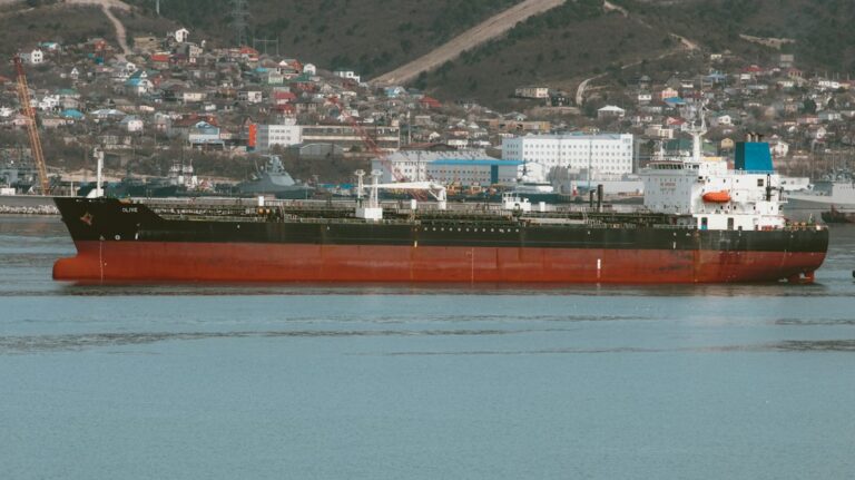 Πλοίο μεταφοράς καυσίμων κοντά σε βιομηχανική περιοχή