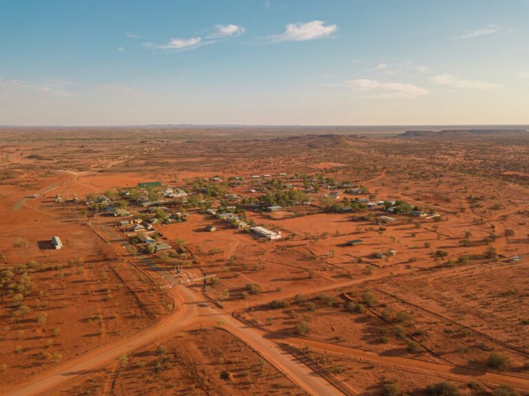 Αυστραλιανό outback και τοπίο παραδοσιακών διαδρομών