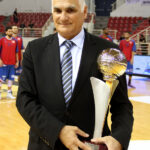 Ο Σούλης Μαρκόπουλος με τρόπαιο σε φωτογραφία του ΕΣΑΚΕ