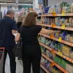 Στα ράφια οι μειώσεις τιμών σε 1.740 βασικά προϊόντα – Τι αλλάζει για τα νοικοκυριά