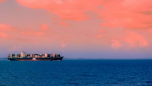 Εμπορικό πλοίο - ναυτιλιακή κίνηση στα Στενά του Ορμούζ