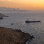Τάνκερ χτυπήθηκε από τρία άγνωστα βλήματα έξω από το Ομάν καθώς έβγαινε από τα Στενά του Ορμούζ