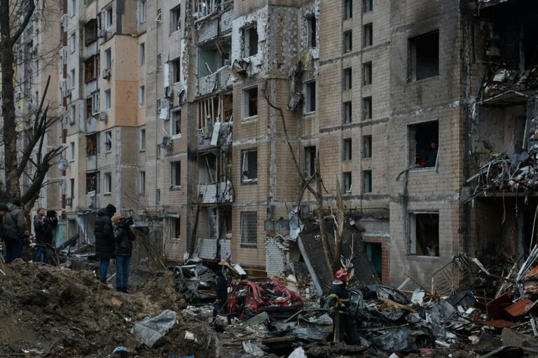 Πυροσβέστες σε κτίριο του Κιέβου μετά από ρωσική επίθεση ως συμβολική εικόνα για τα νέα πλήγματα