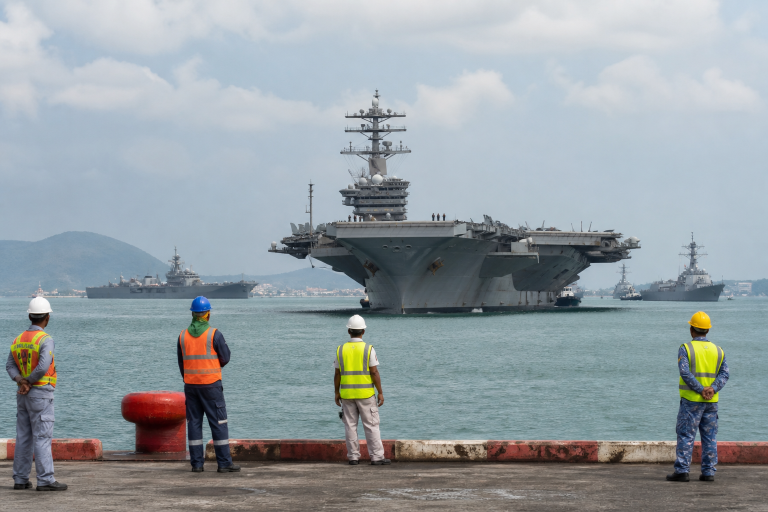 Το USS Abraham Lincoln φτάνει στην Ταϊλάνδη μετά από πάνω από 250 ημέρες στη θάλασσα